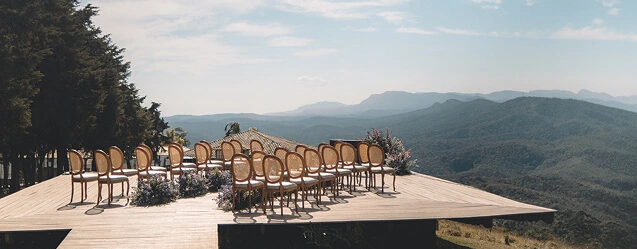 Decoração da entrada dos noivos com cadeiras e vista para montanhas