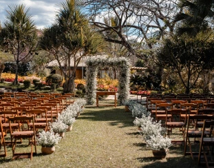 Decoração da entrada dos noivos em um ambiente gramado