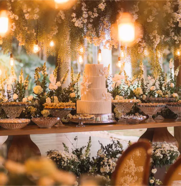 Mesa decorada com bolo e florais