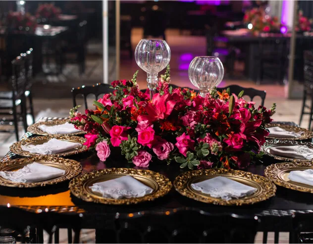 Mesa de janta com rosas e pratos decorativos