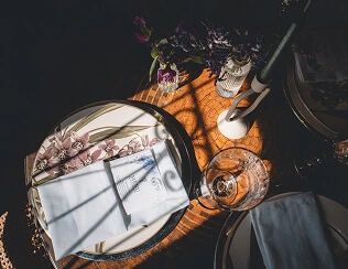 mesa vista do alto com um prato e um guardanapo por cima