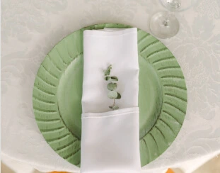 Prato verde e uma guardanapo em cima